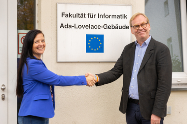 Begrüßung von Prof. Milena Krumova durch Prof. Hans-Knud Arndt vor dem Gebäude der FIN (Foto: Ana Friese / Magdeburg)